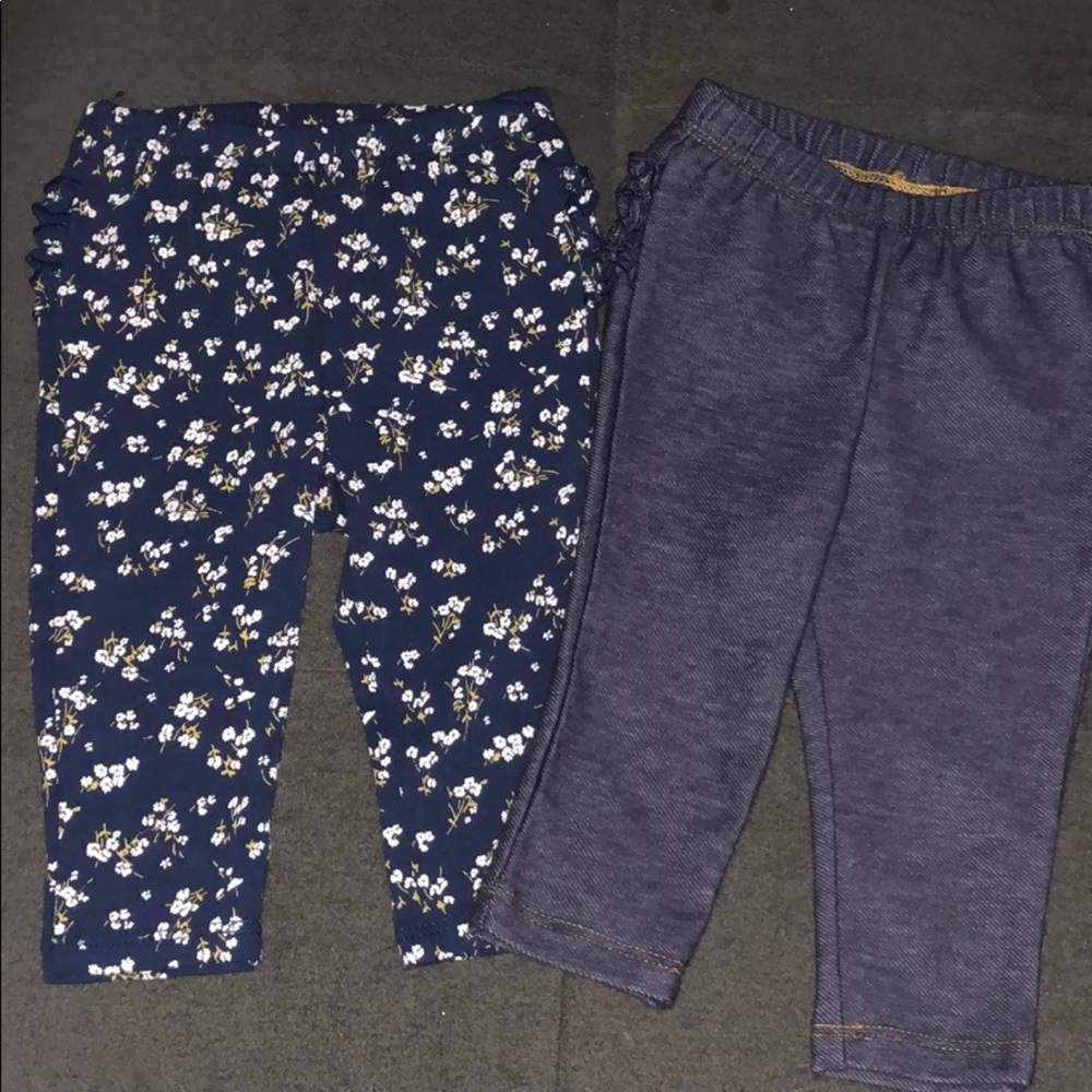 Set of legging with ruffles on the butt.